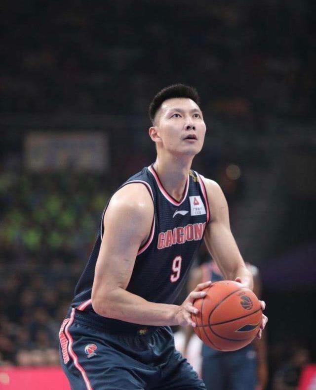 易建联成功入选NBA全明星阵容，成为中国最耀眼的篮球之星