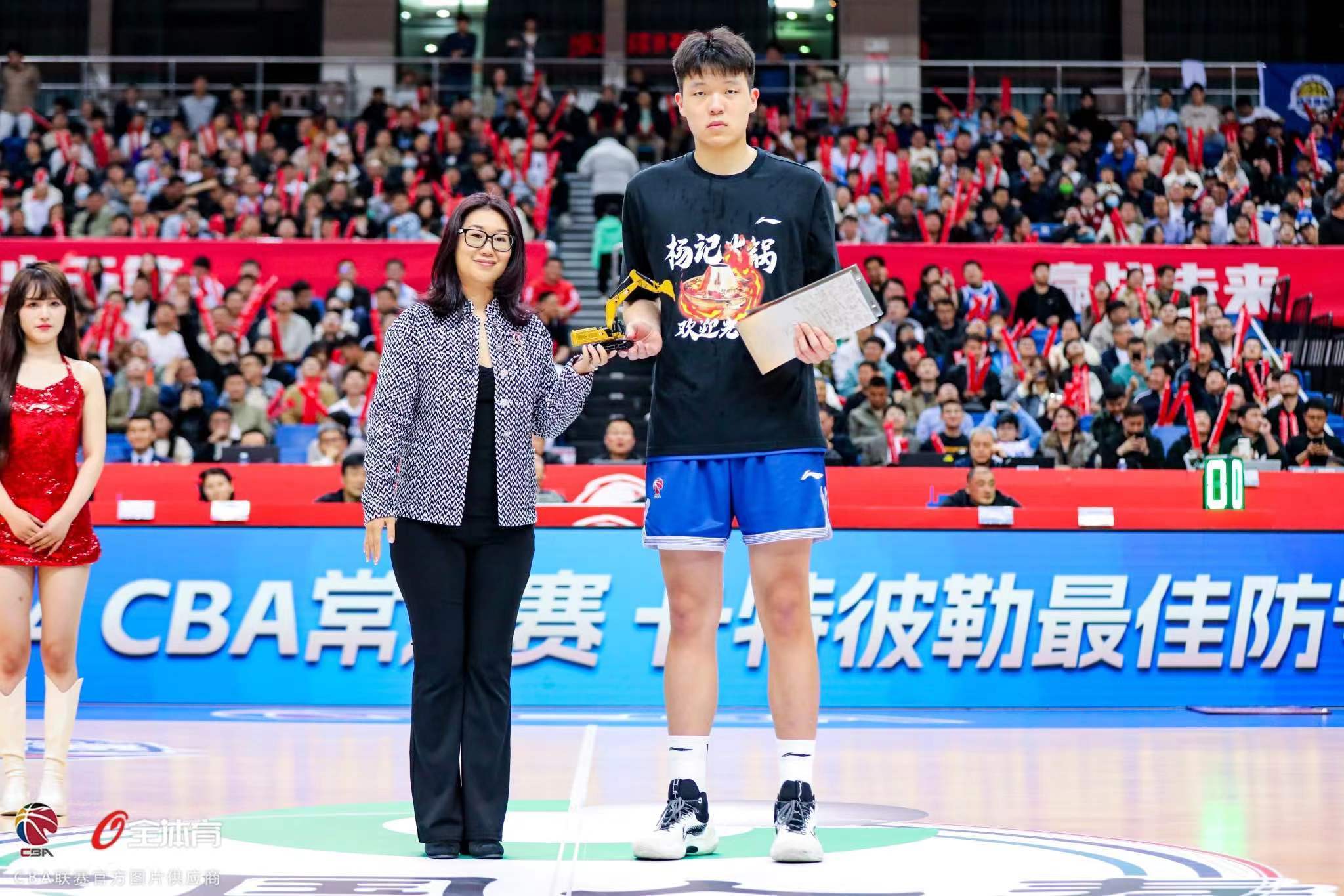 海南男篮主场巩固领先，夺冠实力